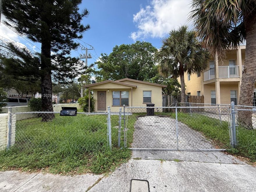 Beautiful single home 3 Beds 1 Bath with a excellent back yard, Central A/C, nice location.
Easy to show and easy to apply.