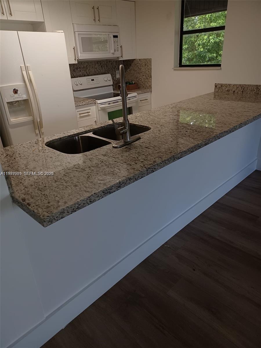 PARKWAY GROVE CONDO PART - Residential Lease