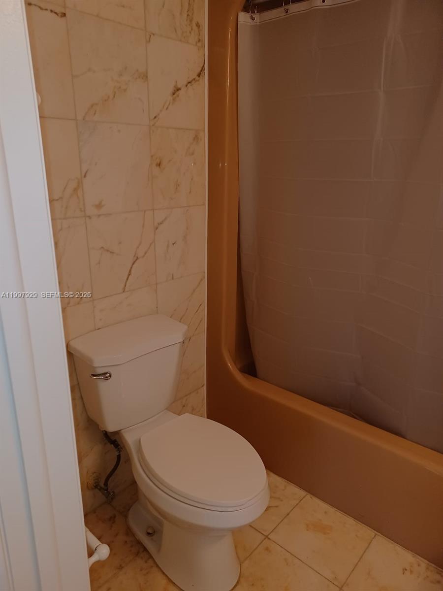 PARKWAY GROVE CONDO PART - Residential Lease