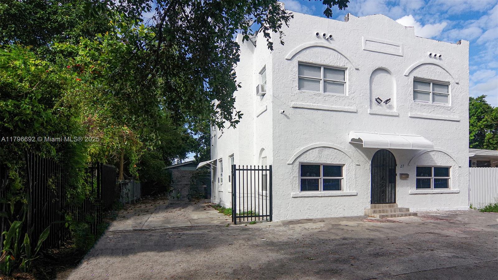 27 Ne 60th Ter 2, Miami, Broward County, Florida - 2 Bedrooms  
1 Bathrooms - 