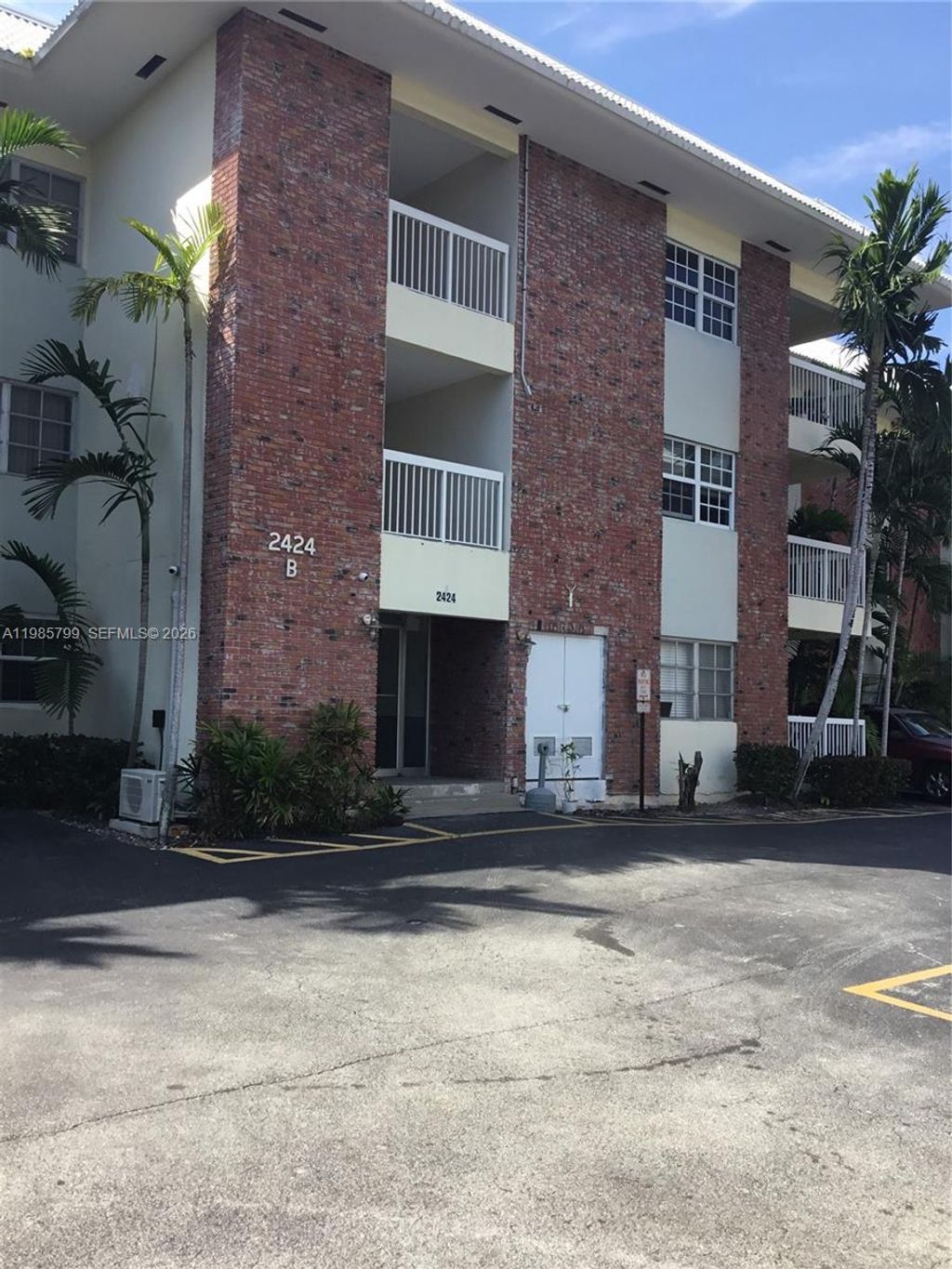 Photo of 2426 SE 17th Causeway #209A, Fort Lauderdale, FL 33316 (MLS # A11985799)