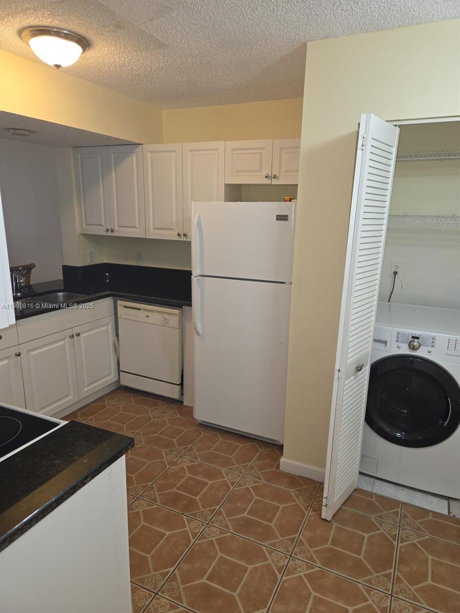 LAKE EMERALD - Residential