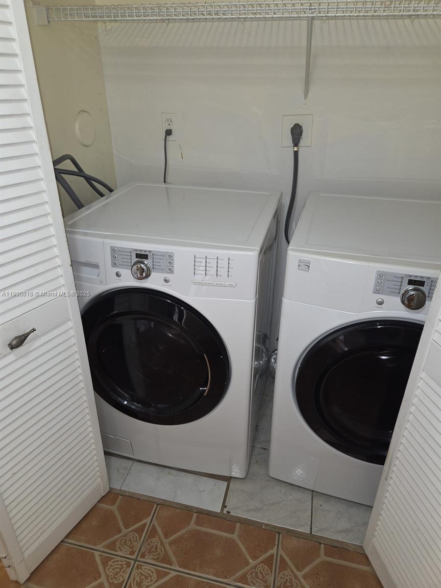 LAKE EMERALD - Residential