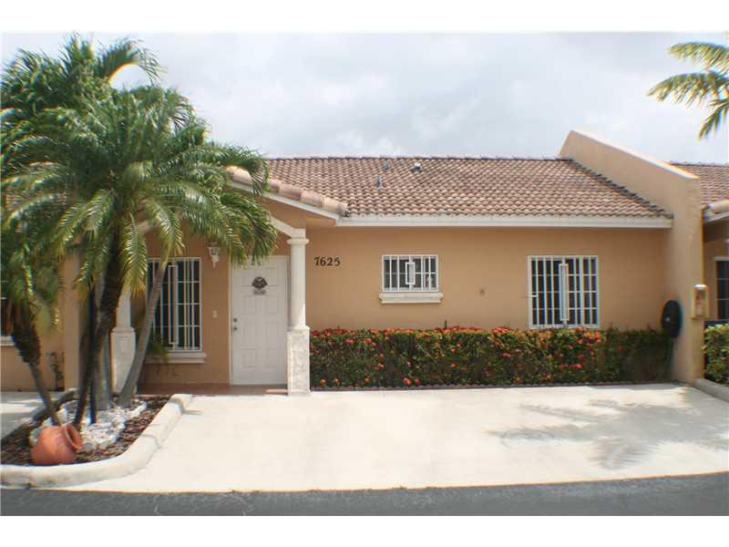 IMMACULATE VILLA. COME AND SEE THIS NICE PROPERTY WITH 3 BEDROOMS / 2 BATHS IN EXCELLENT CONDITION. GREAT WALK-IN CLOSET IN MASTER. LARGE COVERED AND SCREENED PATIO. NEUTRAL CERAMIC FLOORS AND CARPET THROUGHOUT THE HOUSE. SPACIOUS 3 PARKING SPACES. LOCATI ON...LOCATION...LOCATION... CLOSE TO MAIN HIGHWAYS AND MALLS.