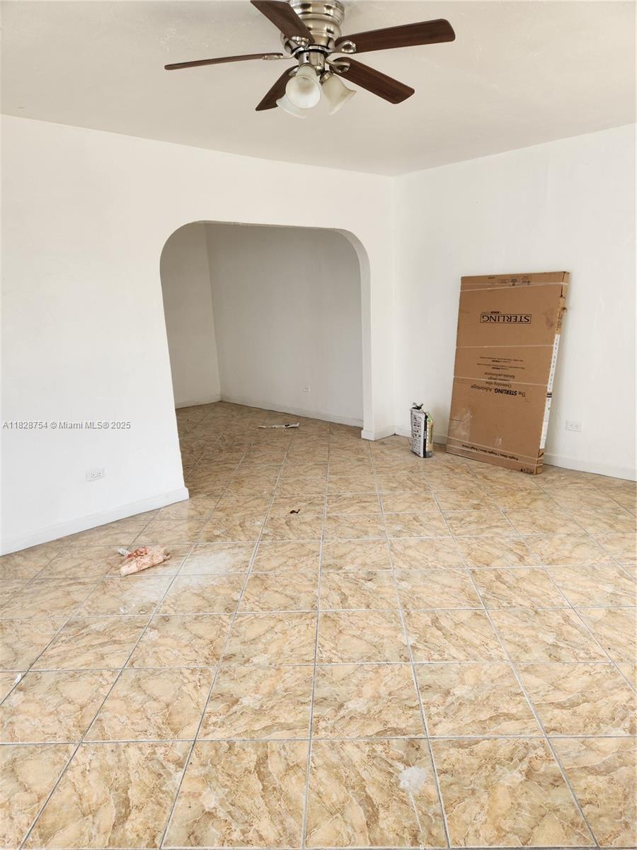 well kept one bed room one bath on second floor close to all transportation