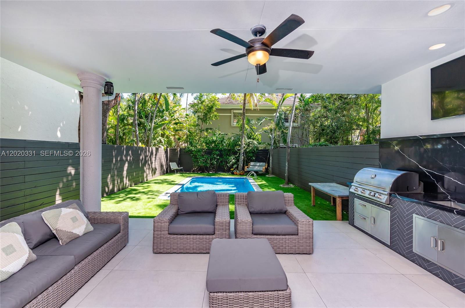 3167 Mary St 1