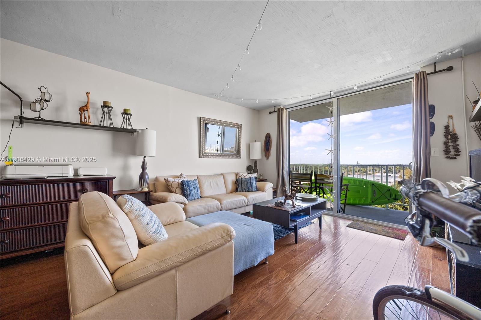 THREE HORIZONS NORTH COND - Residential