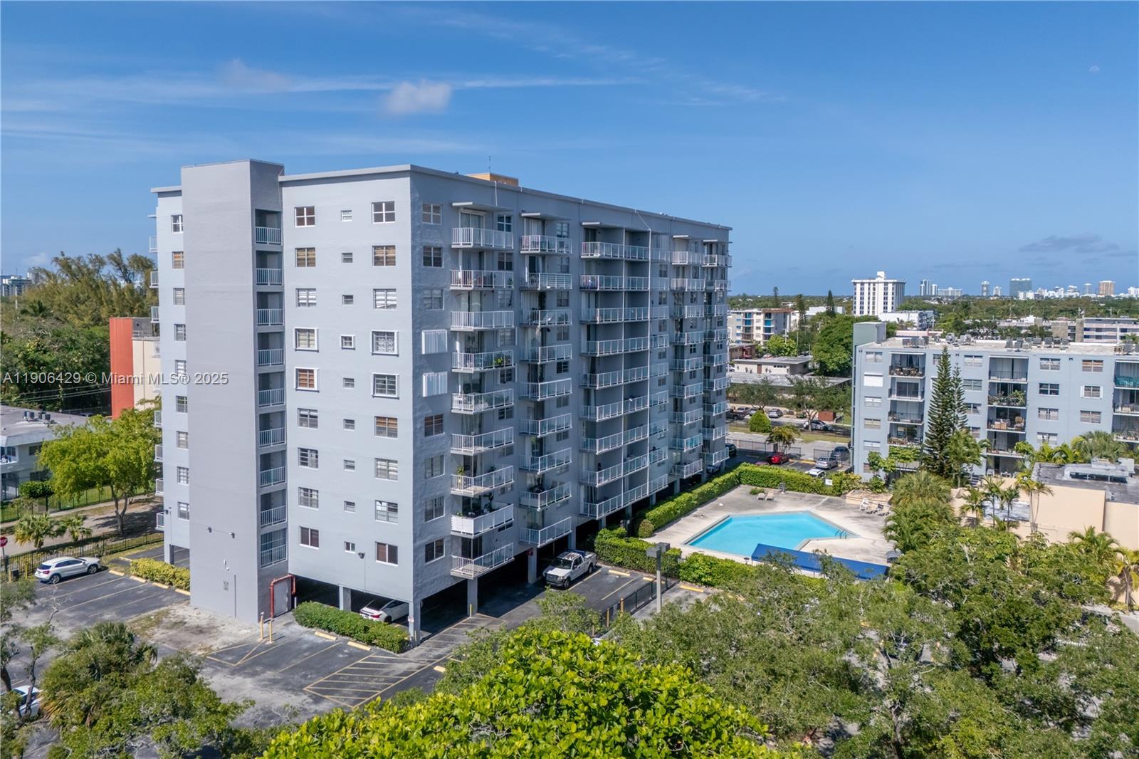 THREE HORIZONS NORTH COND - Residential