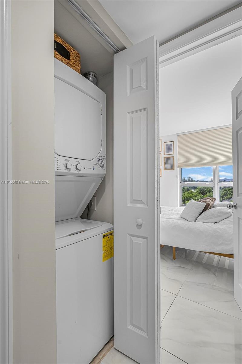 MYSTIC POINTE TOWER 400 C - Residential