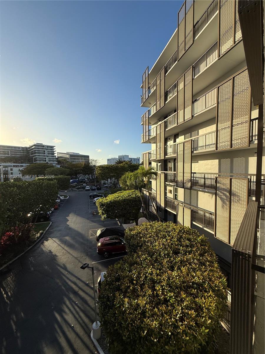 BISCAYA IV CONDO - Residential