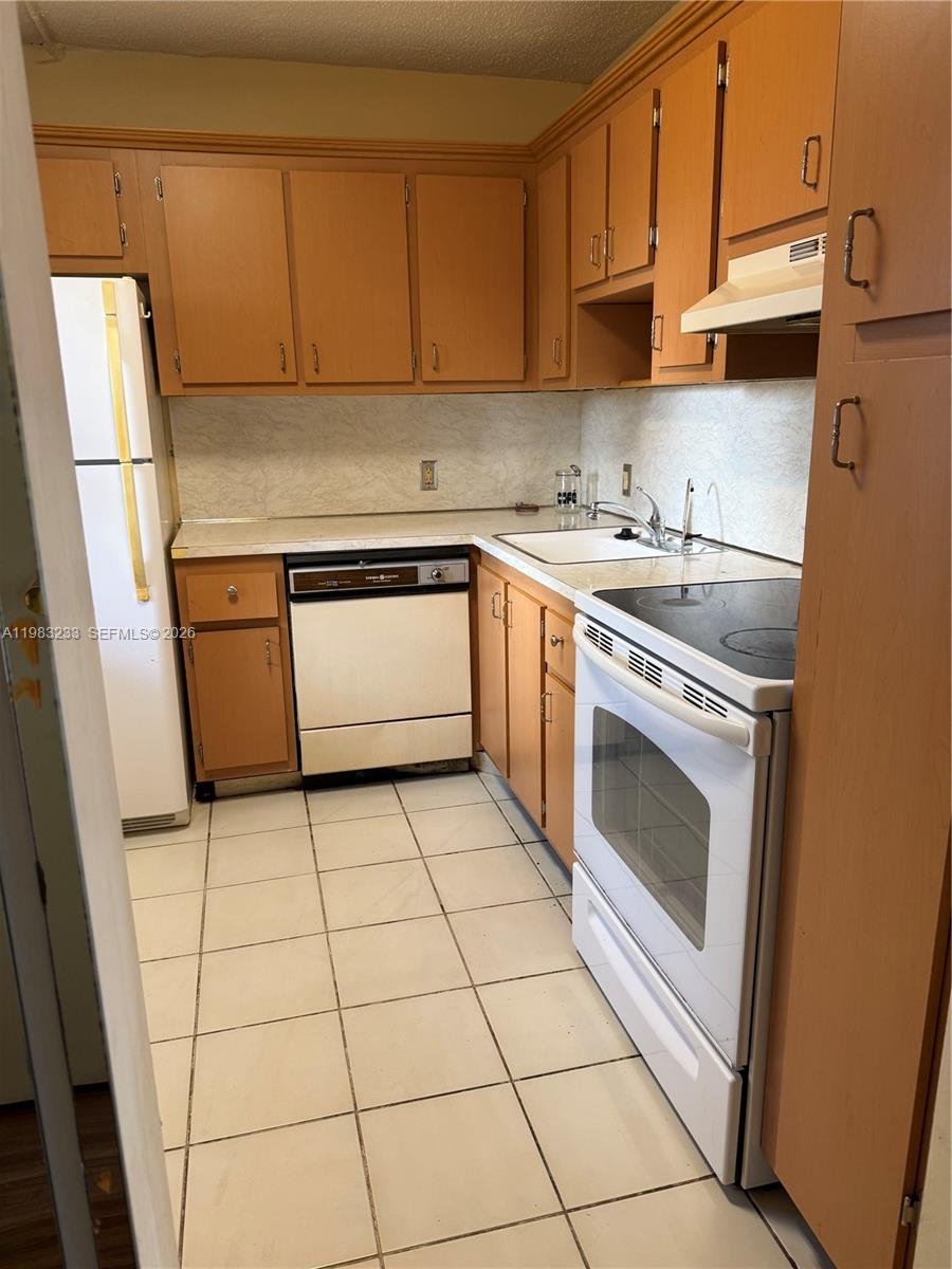 BISCAYA IV CONDO - Residential