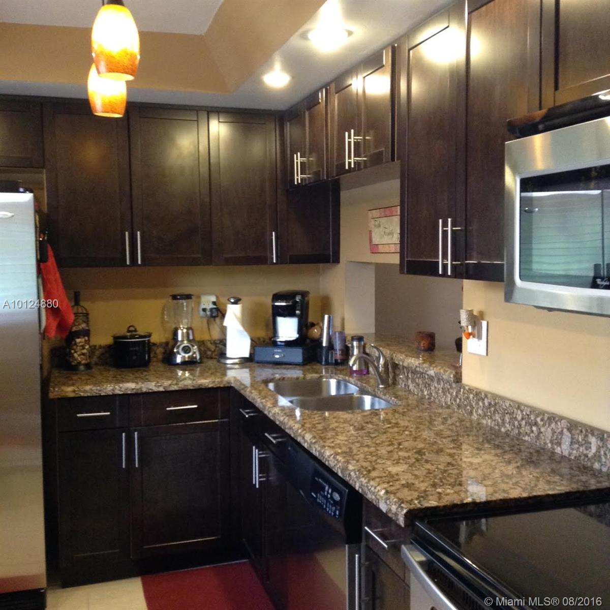 Beautiful updated 2 bedroom 2 baths. New kitchen cabinets and appliances. Modern bathrooms and crown moulding. Many ammenities and security. Near shopping and expressways