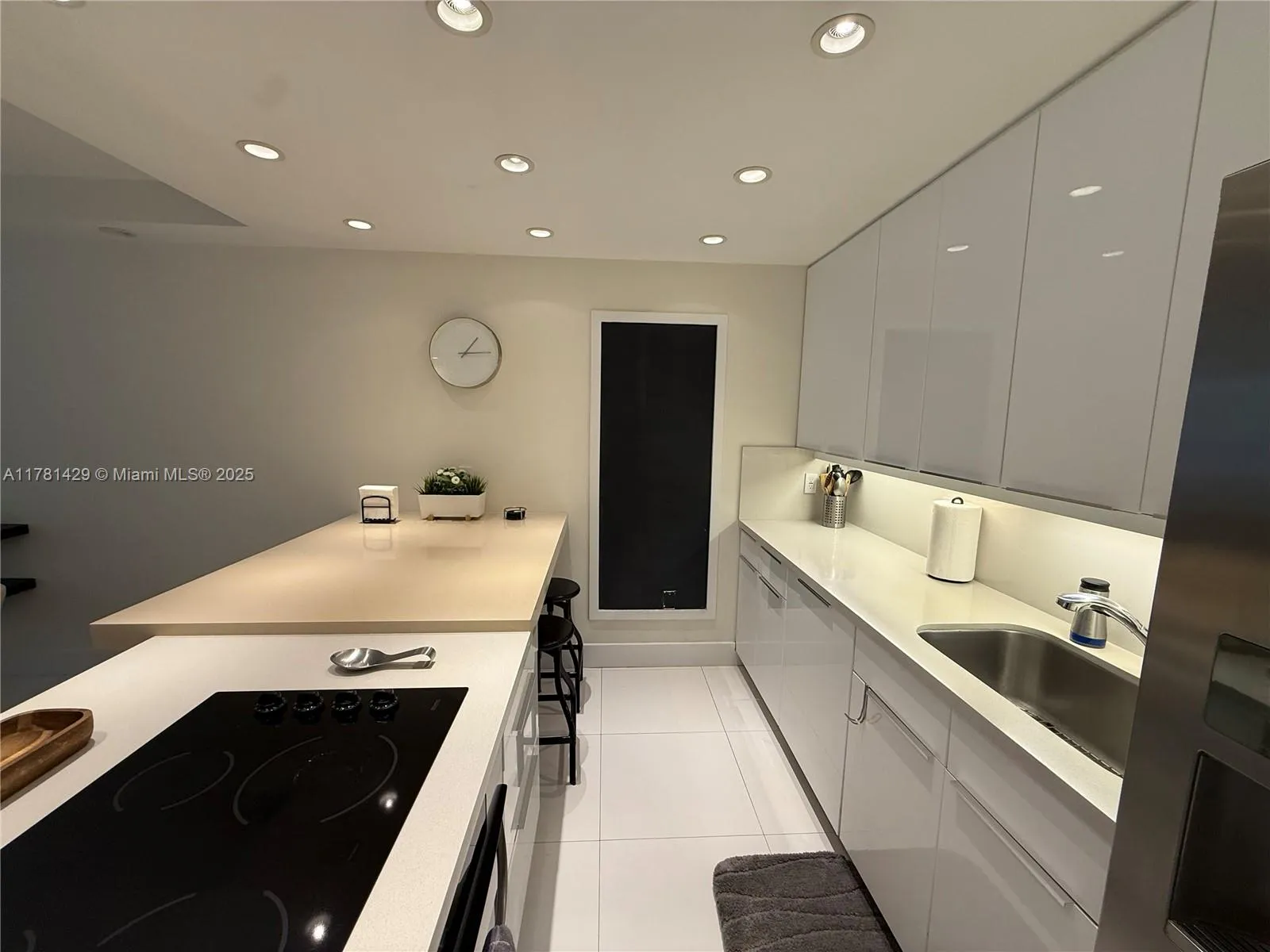 Key Biscayne, Florida 33149, United States, 2 Bedrooms Bedrooms, ,2 BathroomsBathrooms,Residential,Active,109995