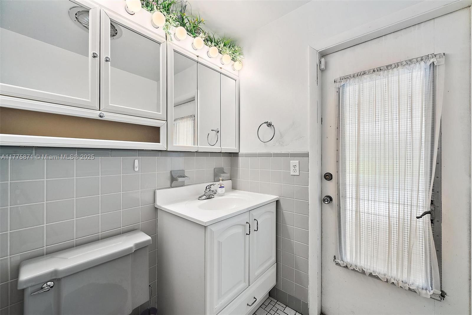 S/D OF 5-42-43, SE 1/4 OF - Residential