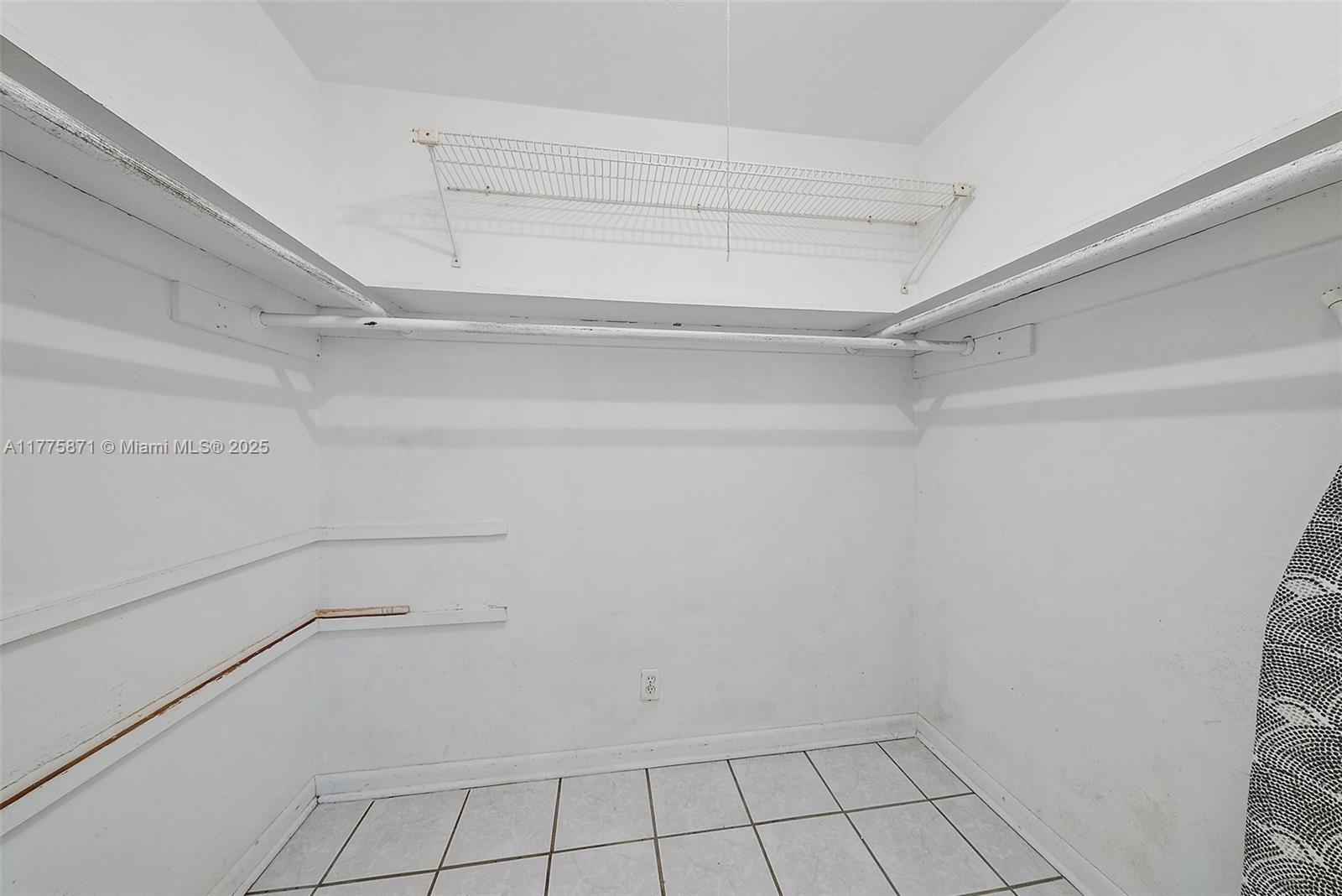 S/D OF 5-42-43, SE 1/4 OF - Residential