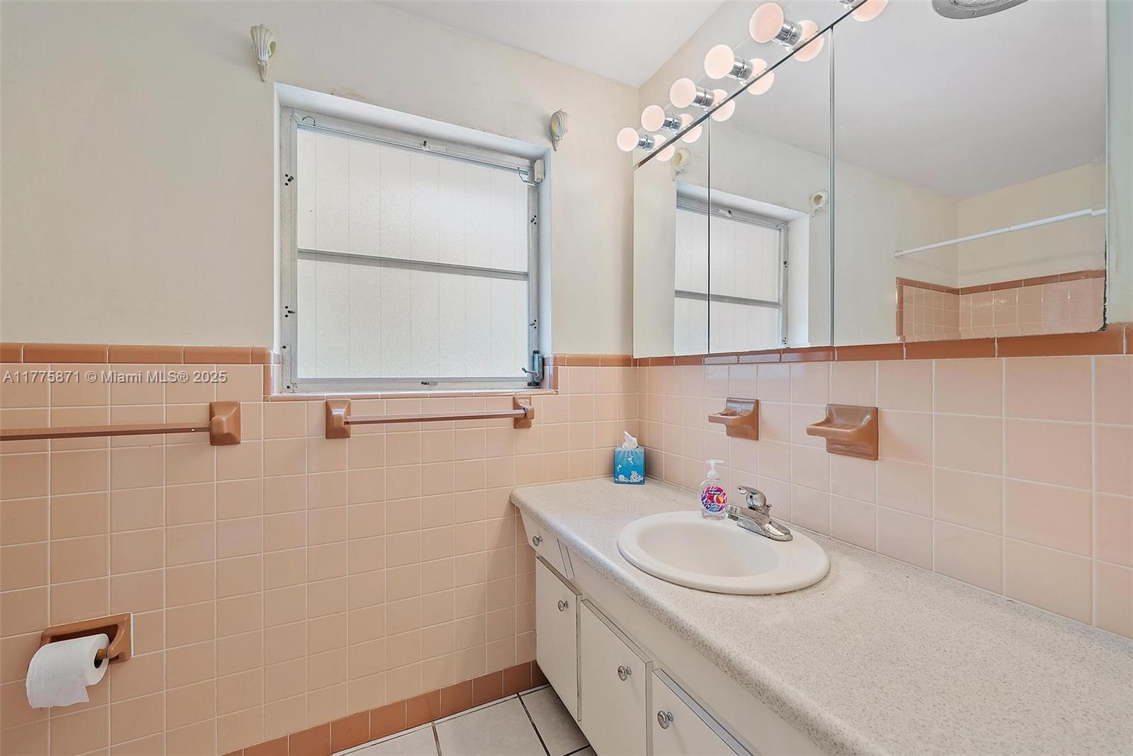 S/D OF 5-42-43, SE 1/4 OF - Residential