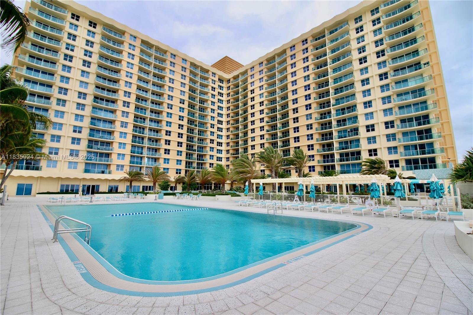 WAVE CONDO - Residential