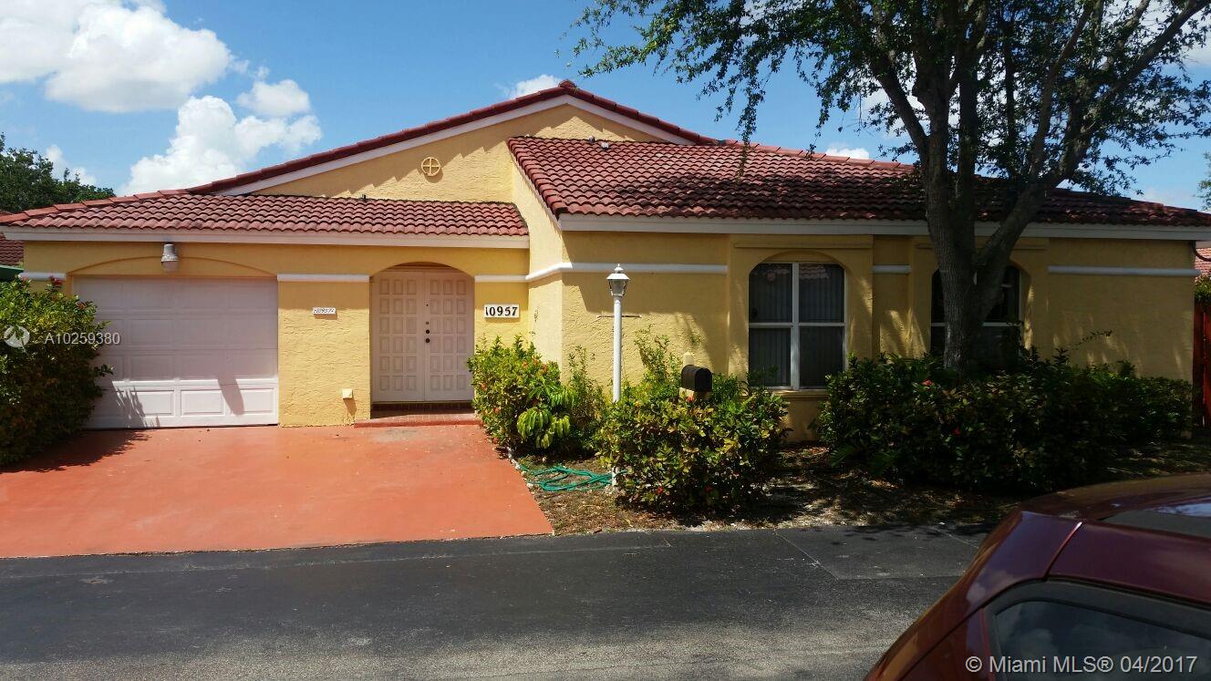 Beautiful house in great location and wonderful small community ! Vacant and ready to move in! Located on a corner fenced lot, tiled throughout, Kitchen with new stainless steal appliances, granite counter-tops and electric range, with a big and nice patio.
