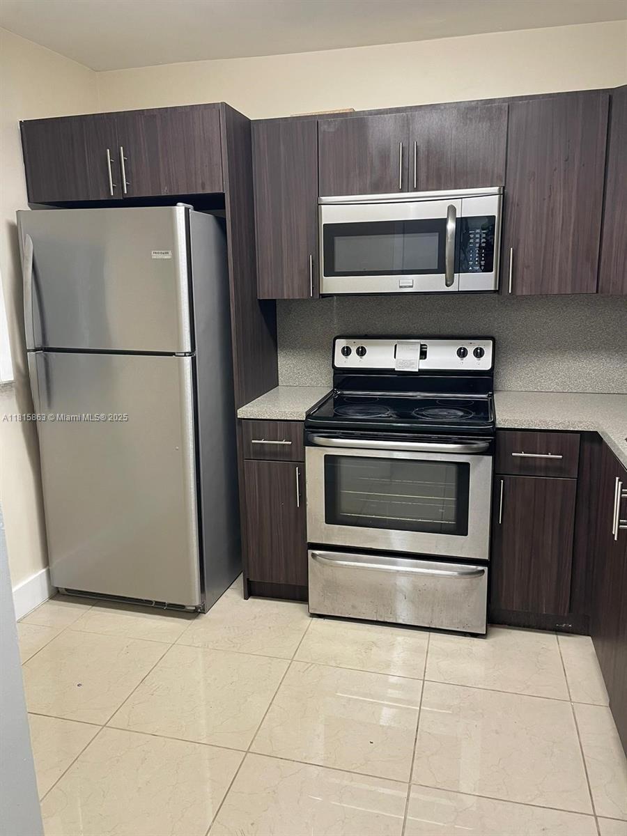 Rental Property at 5120 Sw 40th Ave 24A, Dania Beach, Miami-Dade County, Florida - Bedrooms: 1 
Bathrooms: 2  - $1,800 MO.
