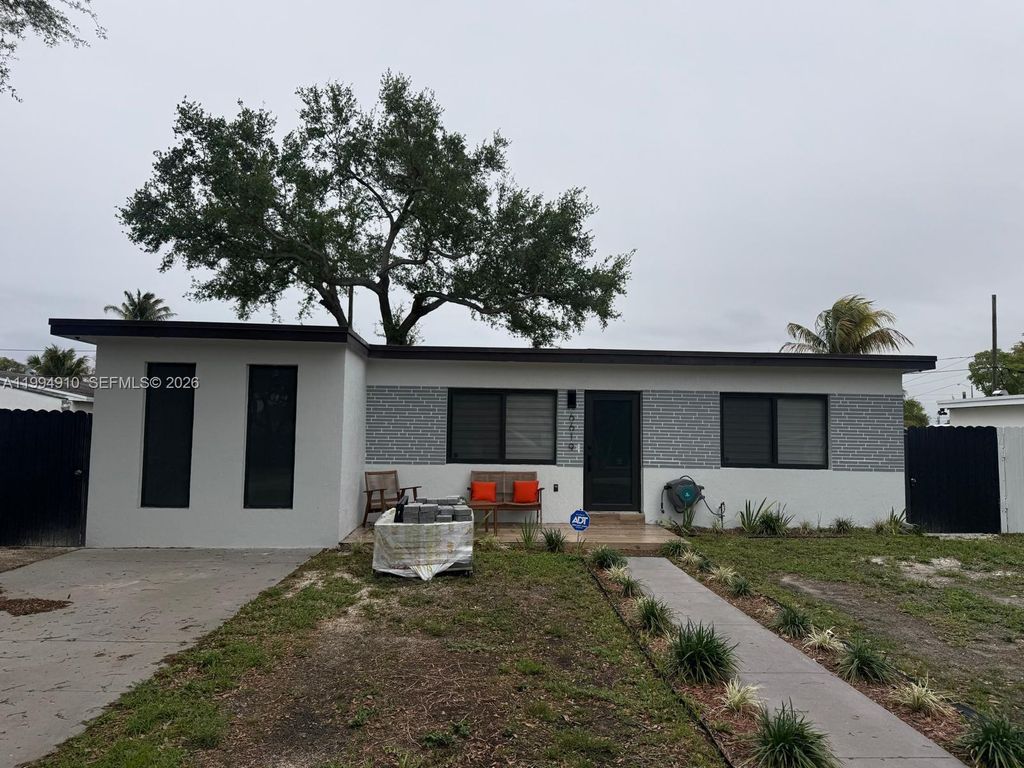 Photo of 6619 SW 2nd Ct, Pembroke Pines, FL 33023 (MLS # A11994910)