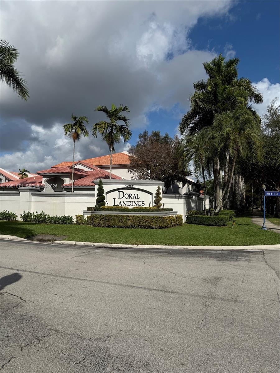 DORAL LANDINGS TOWNHOMES - Residential