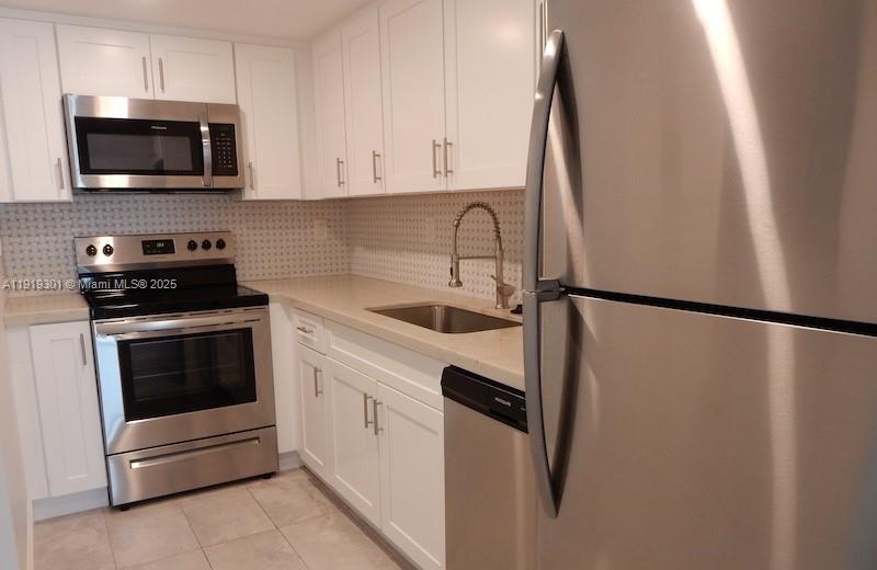 EDGEWATER BEACH TOWERS CO - Residential Lease