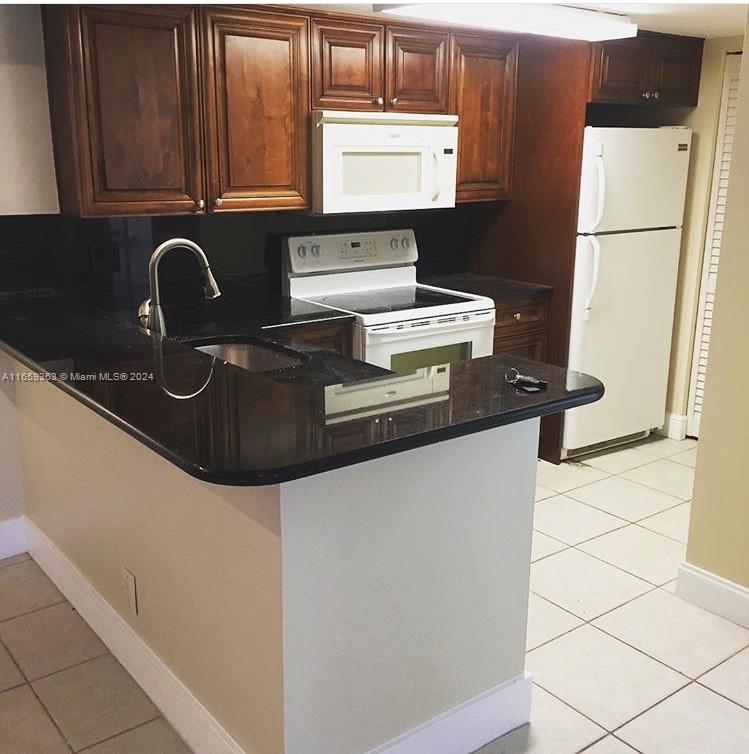 *2/2 ground floor with updated kitchen and split level layout
*close to shopping, Starbucks,winn dixie,publix,restaurants,sawgrass,highways 
*Community amenities 2 pools,tennis court, bar b que grills in designated areas, fitness room
*Apartment is renting in an "AS IS" condition with existing appliances, paint, tiles, kitchen cabinets etc