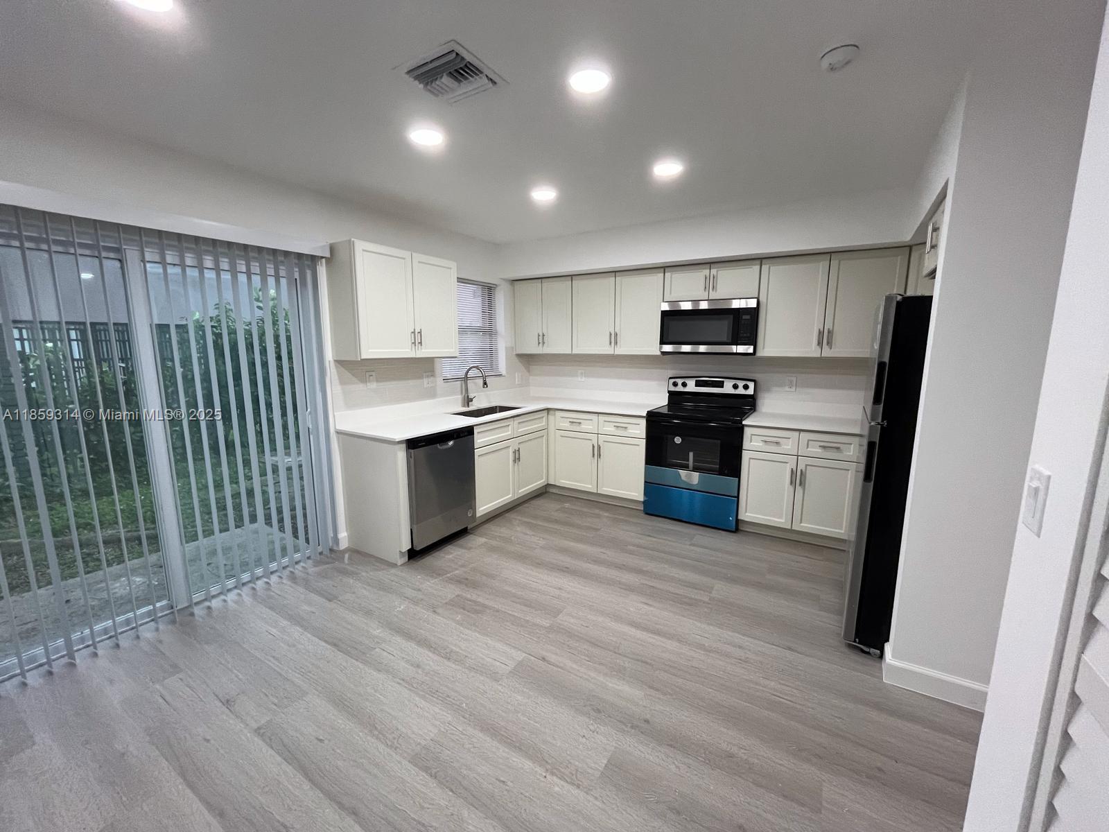 Comfortable living in this charming, well-maintained 2-bedroom, 1.5-bath unit nestled in the heart of family-friendly Coral Springs. Completely renovated with a washer and dryer and a private backyard. With bright, spacious living area and is ready for you to move in. Contact us now to schedule your viewing!