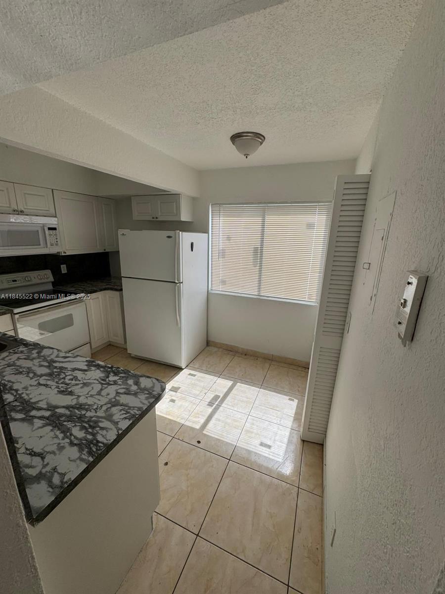 2800 Georgia Ave D27, West Palm Beach, FL, 33405/$130,000 2 2800 Georgia Ave D27