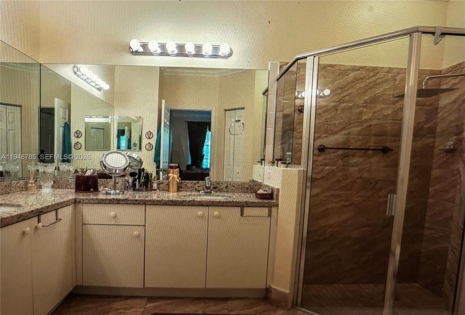 FLORIDIAN BAY ESTATES - Residential