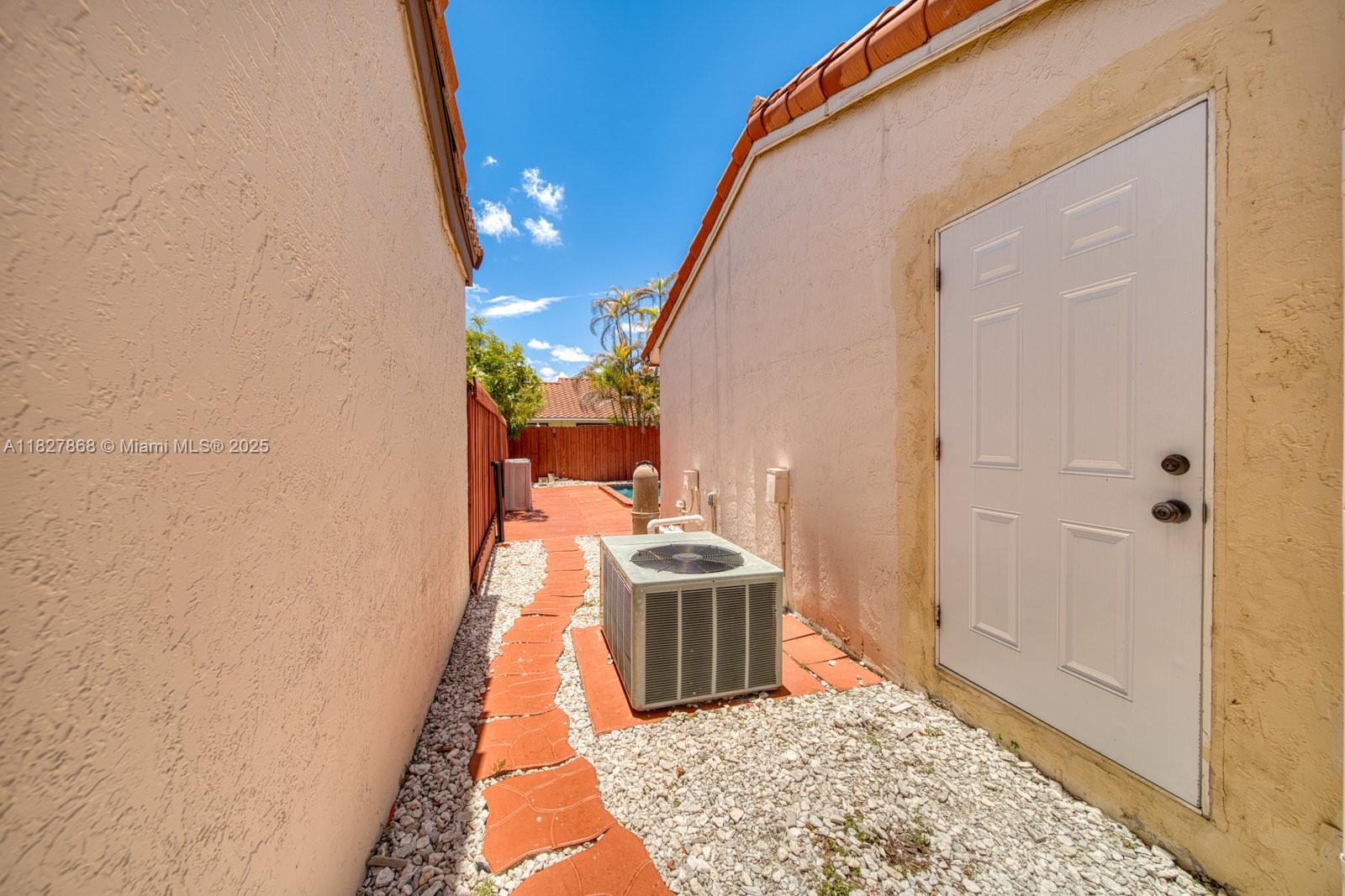 LIVE OAK OF THE HAMMOCKS - Residential