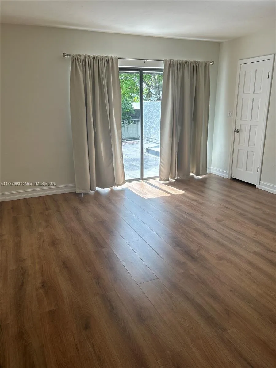 Miami, Florida 33173, United States, 2 Bedrooms Bedrooms, ,3 BathroomsBathrooms,Residential,Active,9911