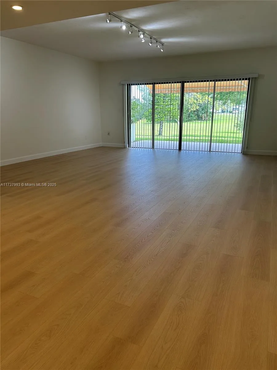 Miami, Florida 33173, United States, 2 Bedrooms Bedrooms, ,3 BathroomsBathrooms,Residential,Active,9911