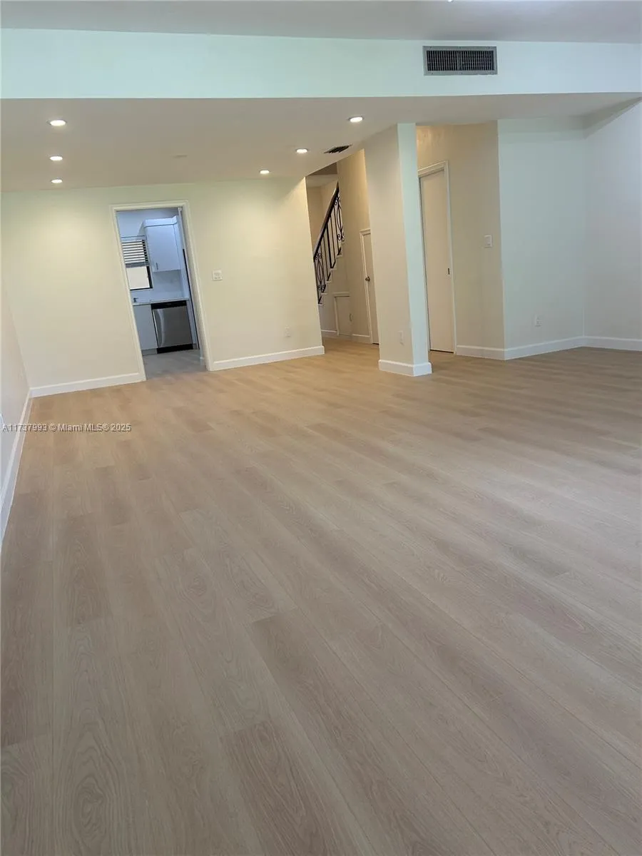 Miami, Florida 33173, United States, 2 Bedrooms Bedrooms, ,3 BathroomsBathrooms,Residential,Active,9911