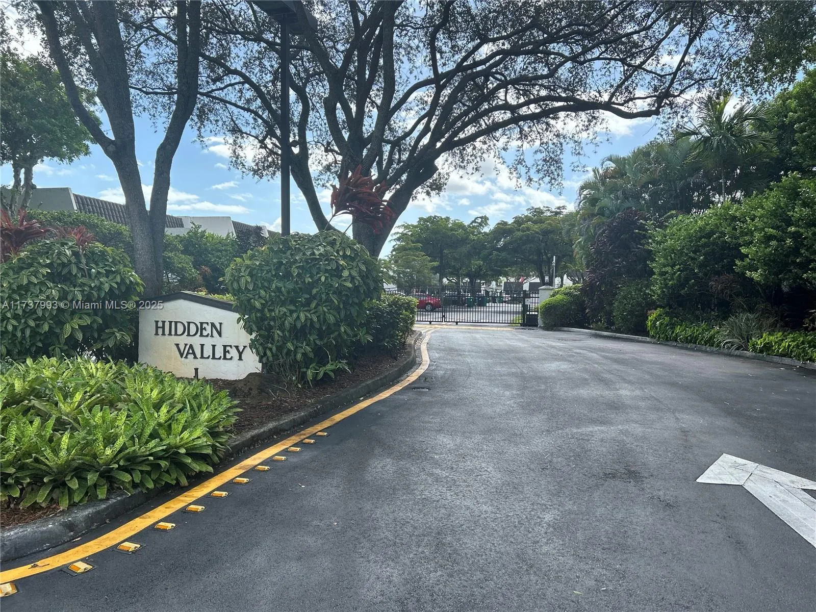 Miami, Florida 33173, United States, 2 Bedrooms Bedrooms, ,3 BathroomsBathrooms,Residential,Active,9911