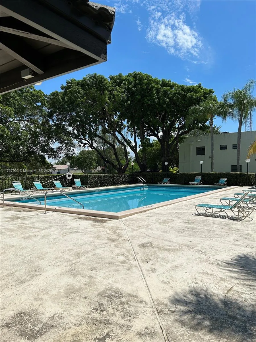 Miami, Florida 33173, United States, 2 Bedrooms Bedrooms, ,3 BathroomsBathrooms,Residential,Active,9911