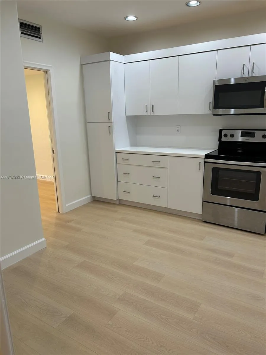 Miami, Florida 33173, United States, 2 Bedrooms Bedrooms, ,3 BathroomsBathrooms,Residential,Active,9911