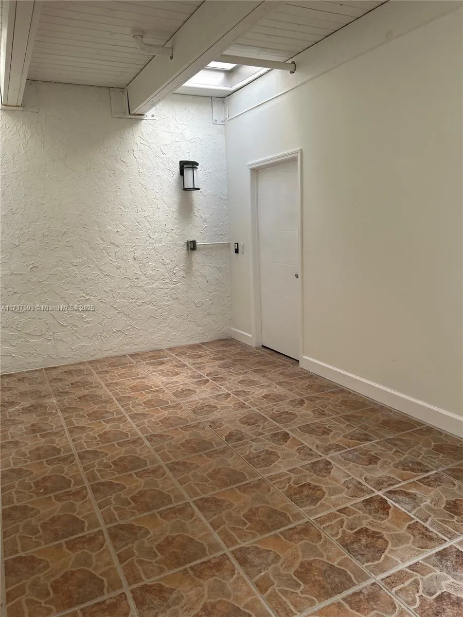 Miami, Florida 33173, United States, 2 Bedrooms Bedrooms, ,3 BathroomsBathrooms,Residential,Active,9911