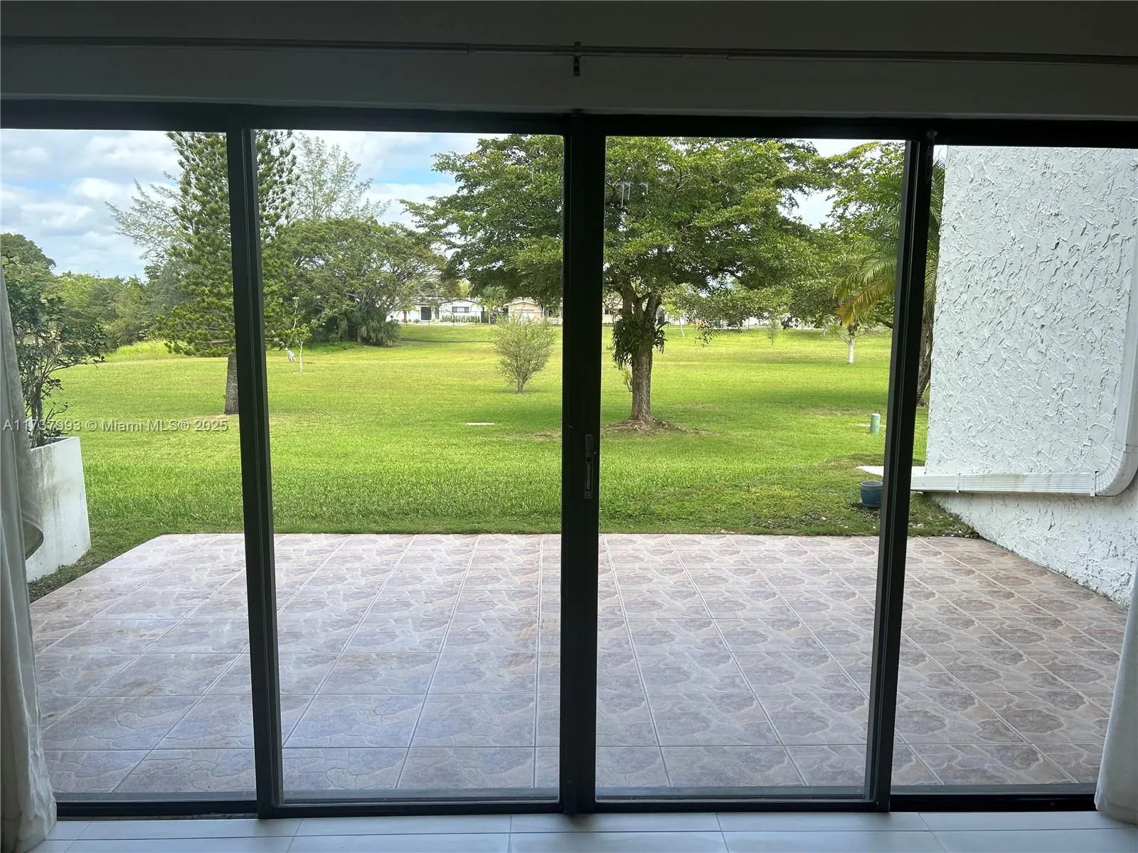 Miami, Florida 33173, United States, 2 Bedrooms Bedrooms, ,3 BathroomsBathrooms,Residential,Active,9911