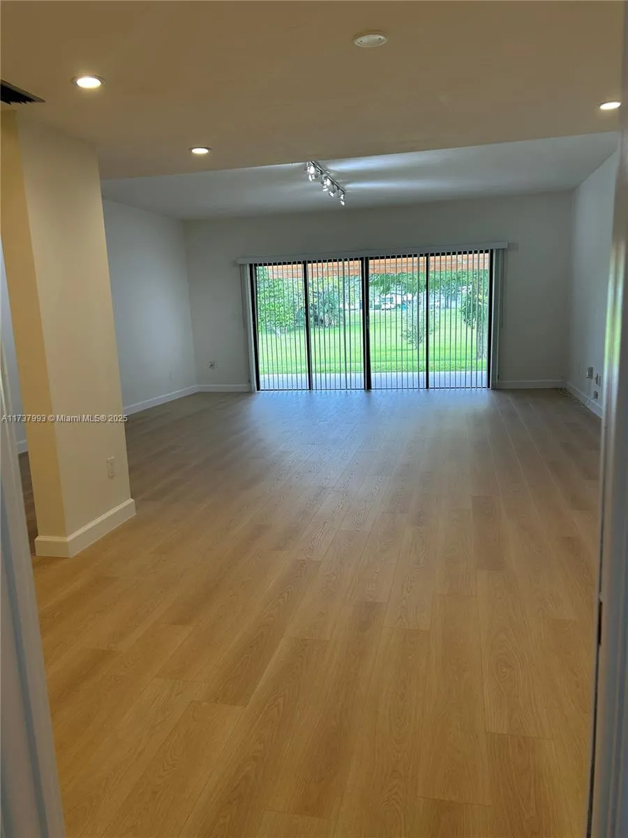 Miami, Florida 33173, United States, 2 Bedrooms Bedrooms, ,3 BathroomsBathrooms,Residential,Active,9911