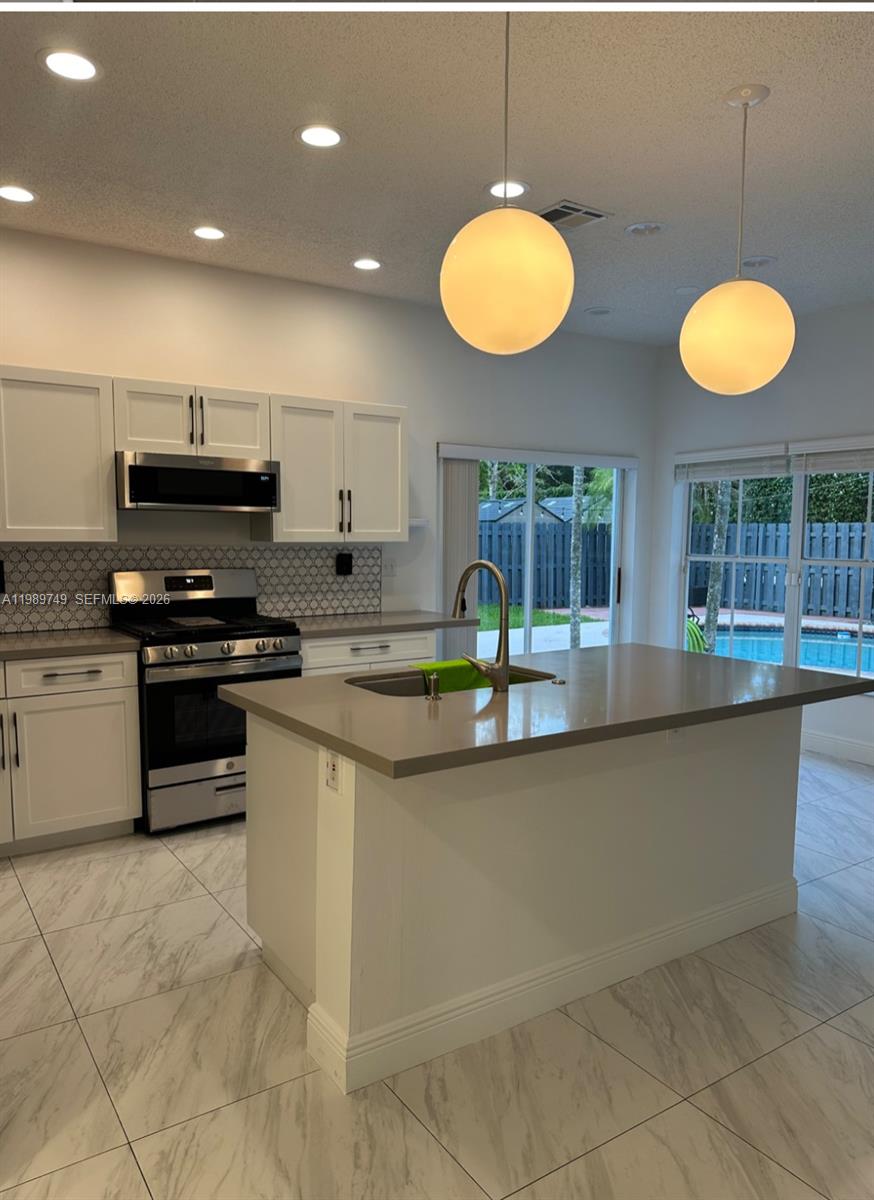 REPLAT OF COUNTRY LAKES - Residential Lease