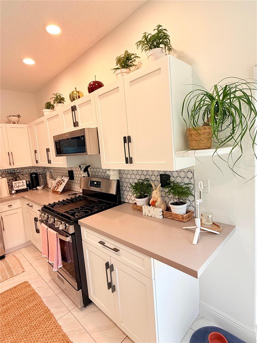 REPLAT OF COUNTRY LAKES - Residential Lease