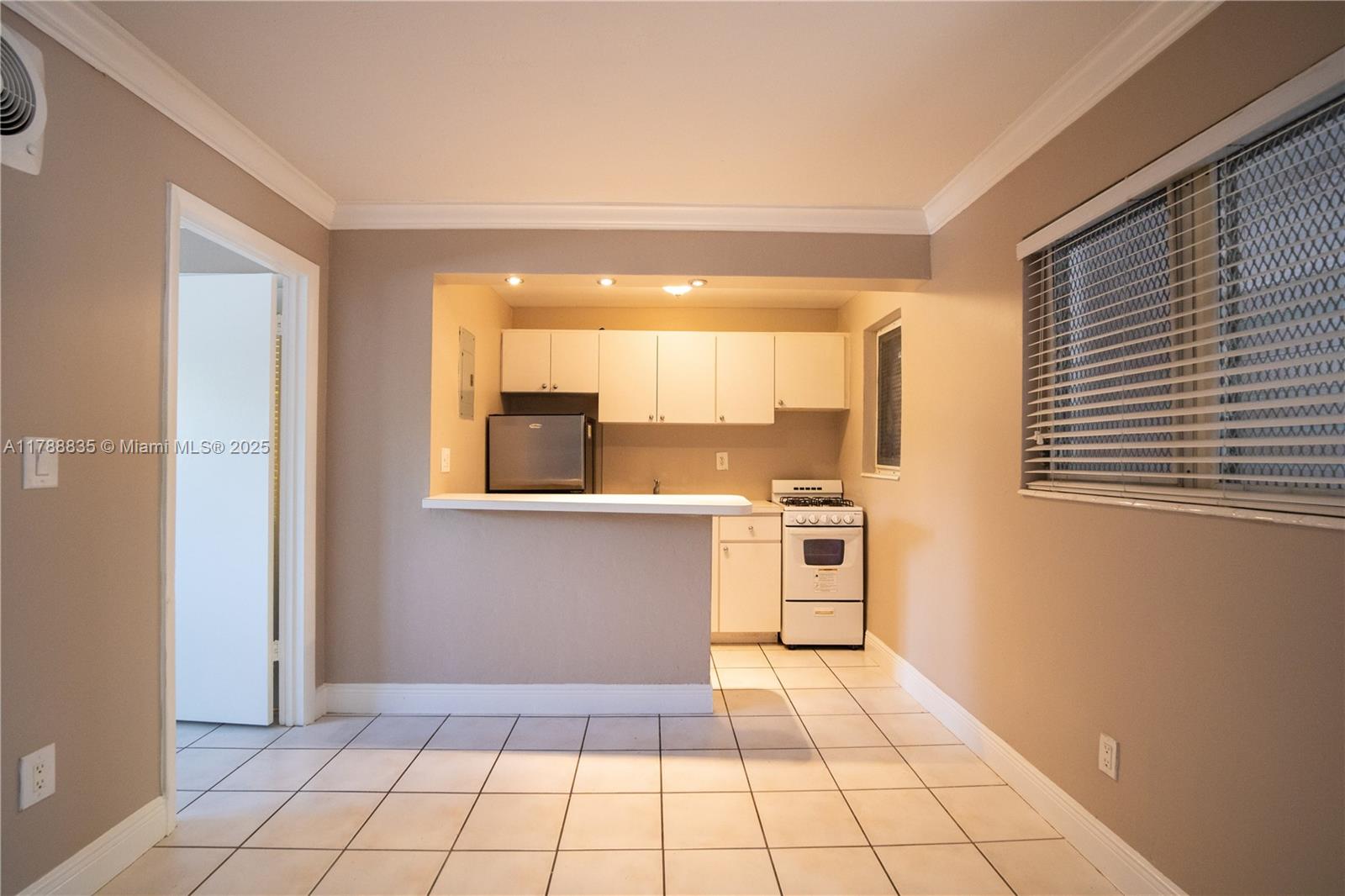 Rental Property at 1014 Salzedo St 101, Coral Gables, Broward County, Florida - Bedrooms: 1 
Bathrooms: 1  - $1,850 MO.