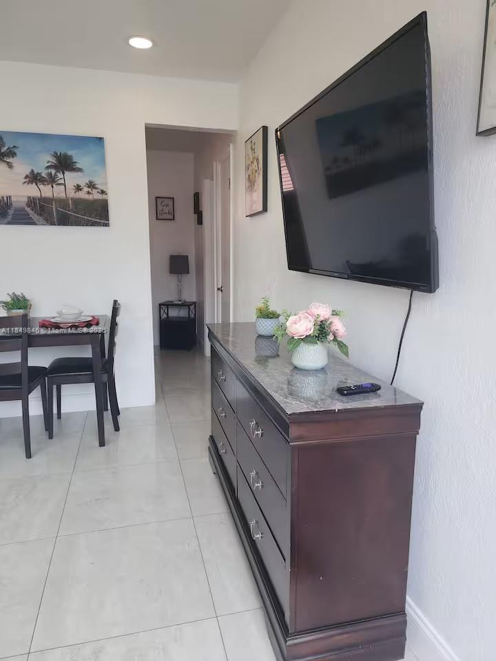 HOLLYWOOD BEACH - Residential Income