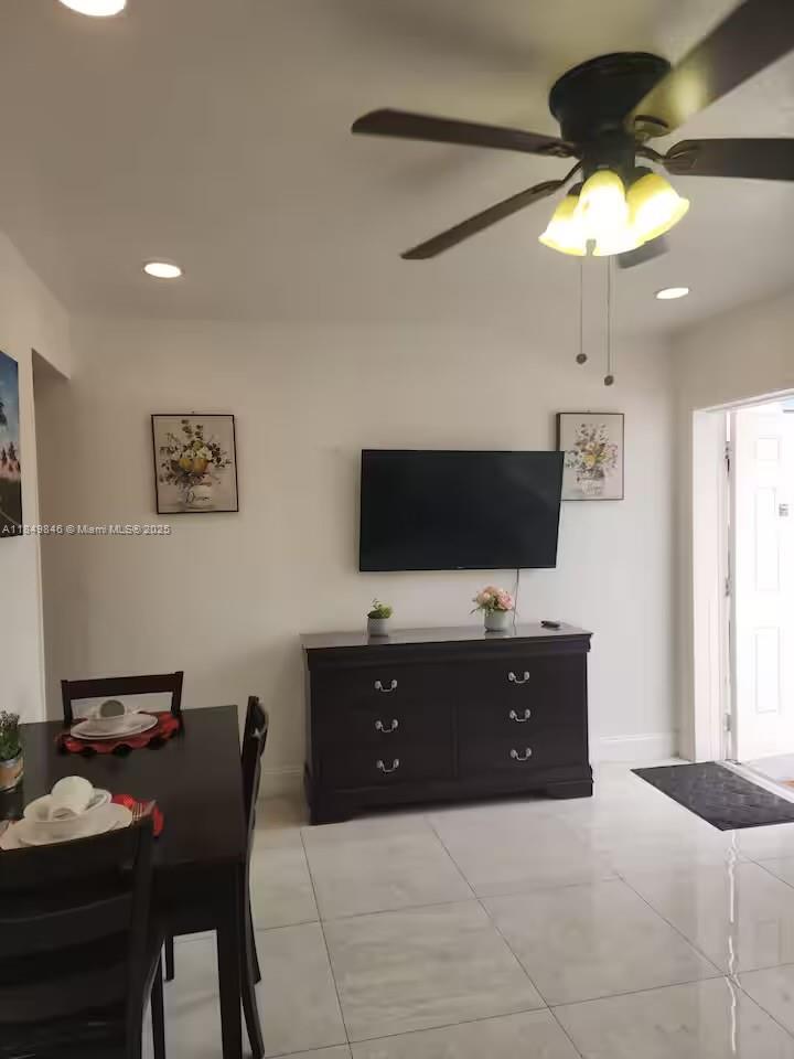 HOLLYWOOD BEACH - Residential Income