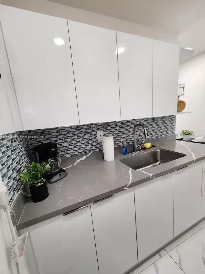 HOLLYWOOD BEACH - Residential Income