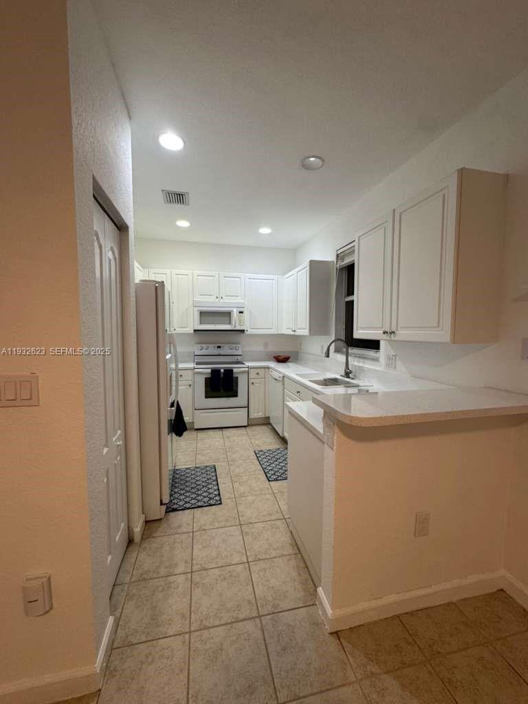 AB AT TAMIAMI TRAIL PHASE - Residential Lease