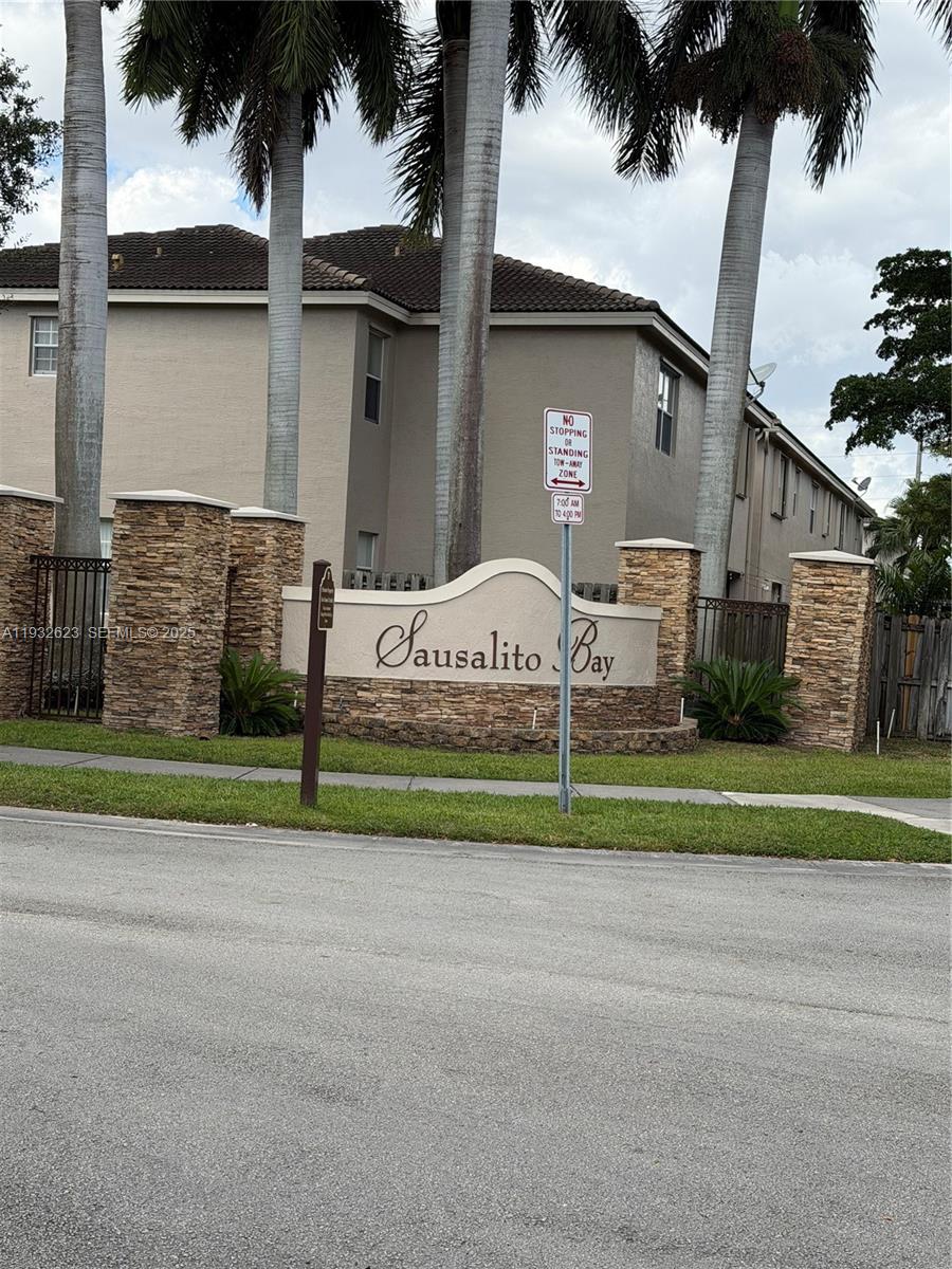 AB AT TAMIAMI TRAIL PHASE - Residential Lease