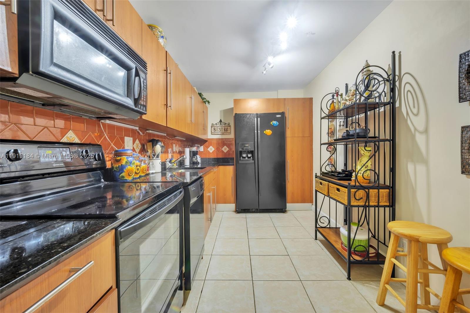 RESIDENCES ON HOLLYWOOD B - Residential Lease