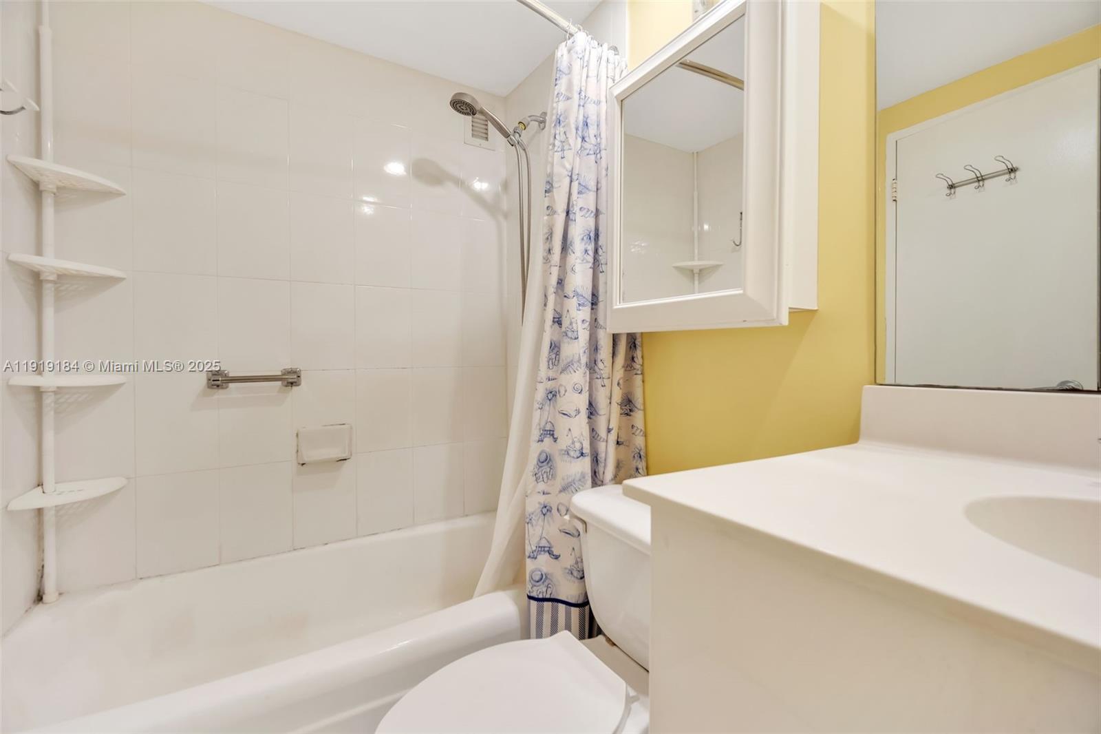 RESIDENCES ON HOLLYWOOD B - Residential Lease